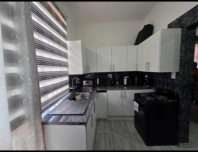 16 BEDROOM COMPLEX FOR SALE IN KENSINGTON